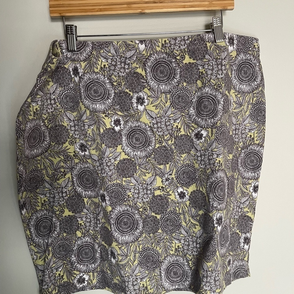 J. Jill women’s Black and sage Floral fitted straight Skirt size XL